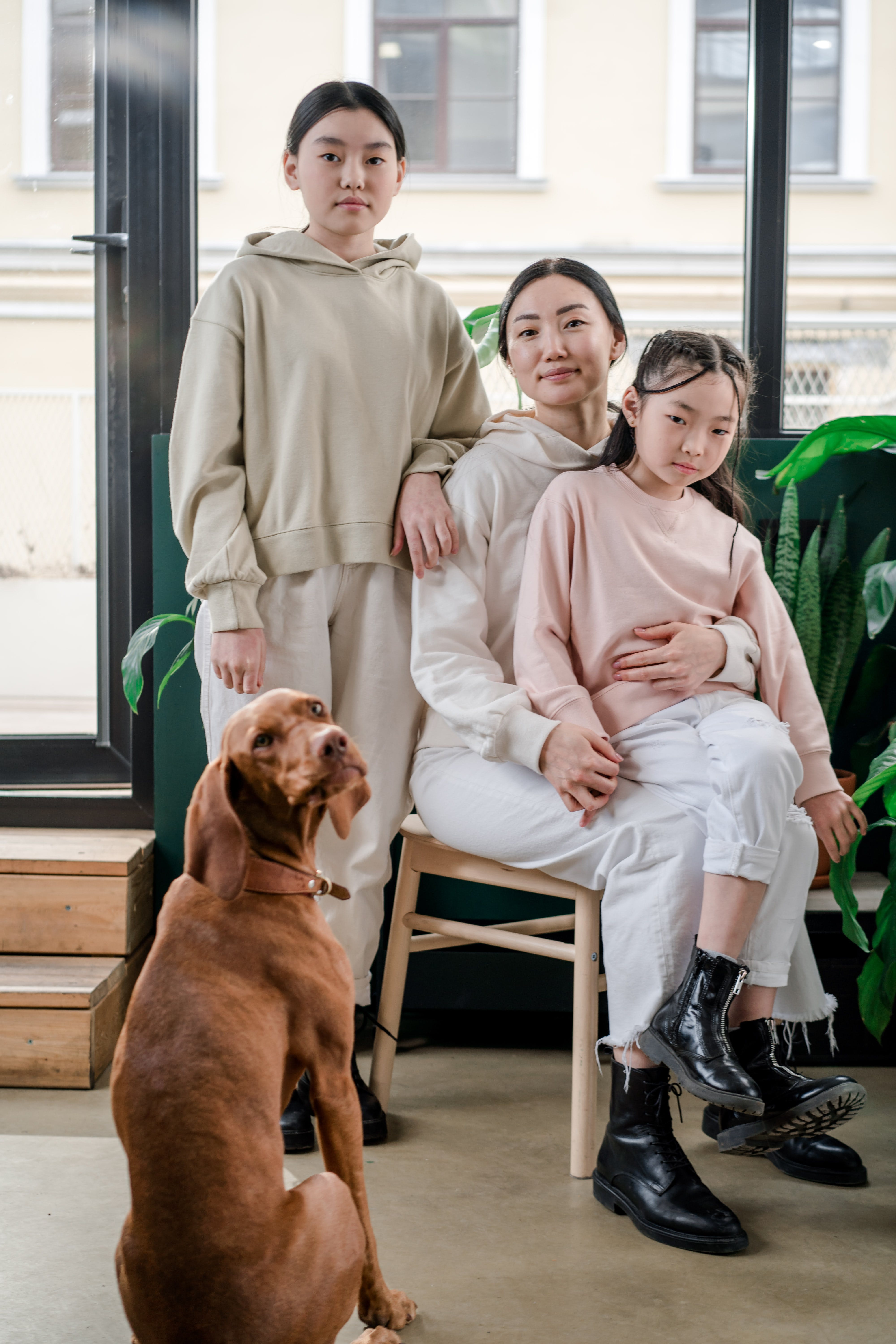 Neutrals with a pop of color for spring family photo outfits