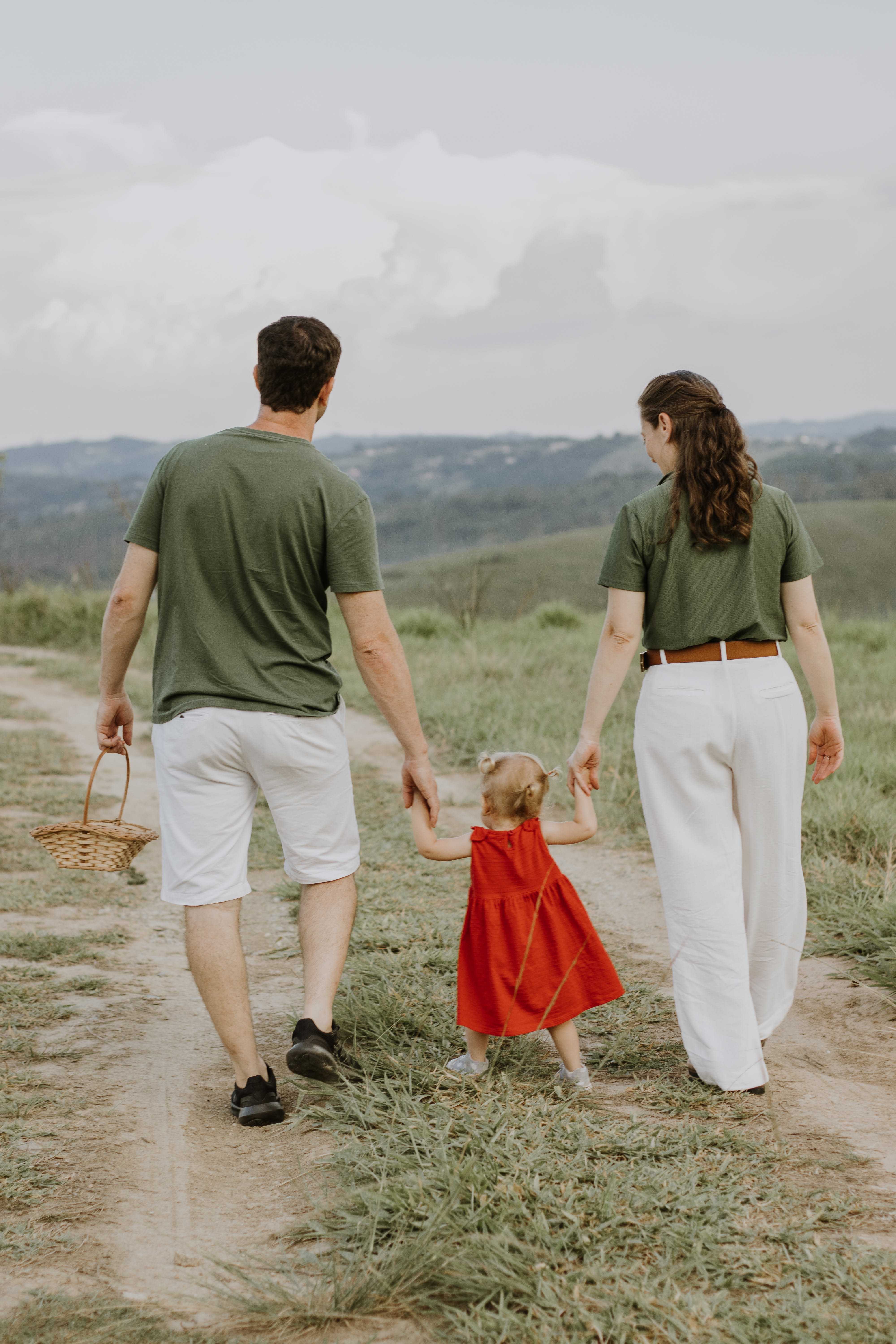 Summer family photo outfits in park