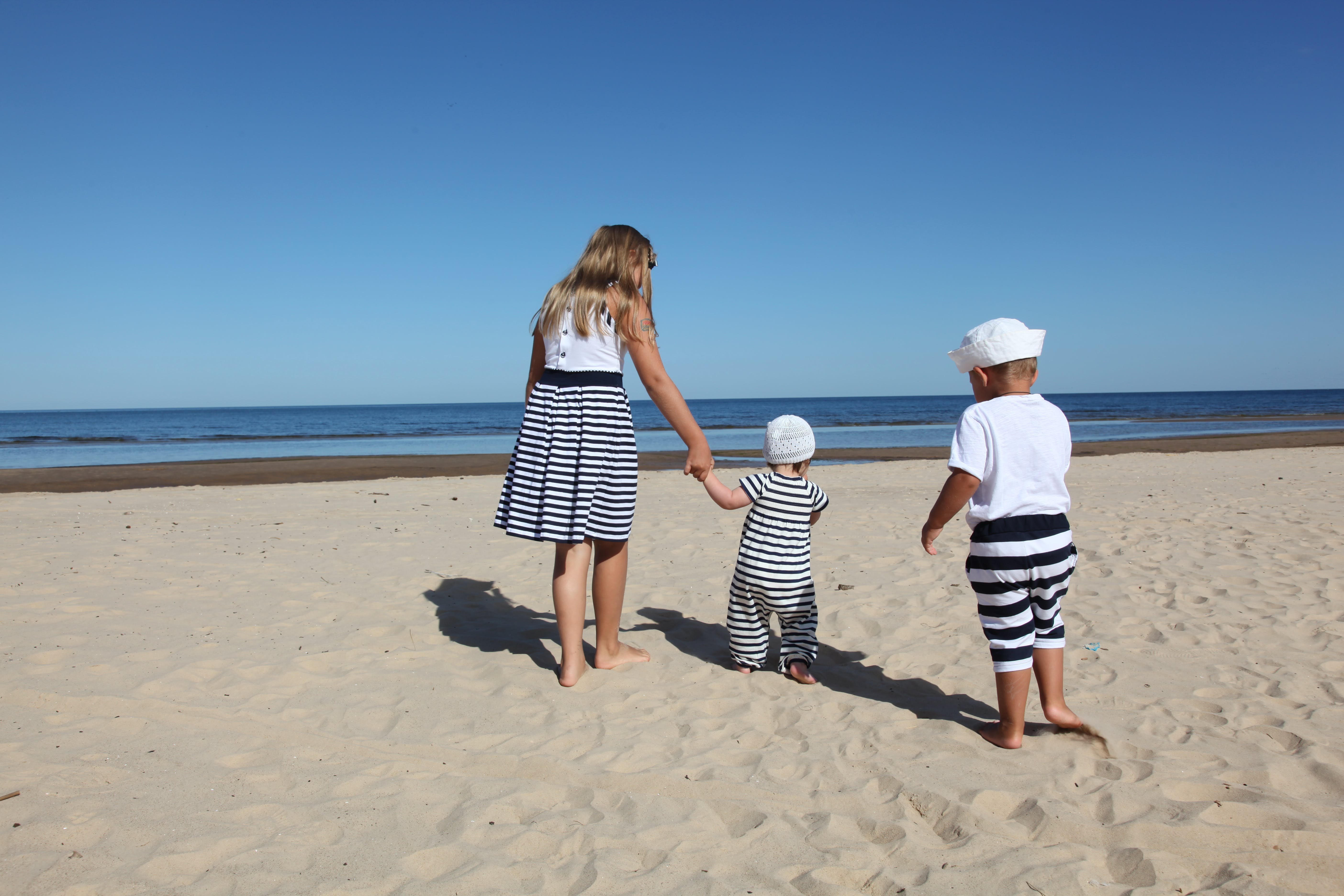 Summer family photo outfits on beach